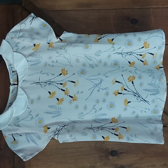 beautiful delicate floral blouse - Picture 1 of 3